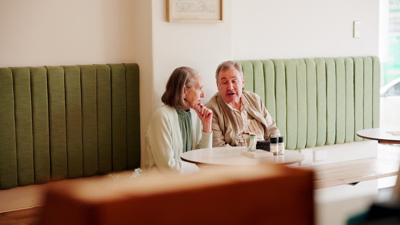 카페 에서 대화 하는 노인 부부