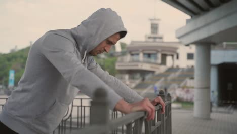 Gutaussehender-Mann,-Der-In-Der-Stadt-Mit-Sportbekleidung-Trainiert