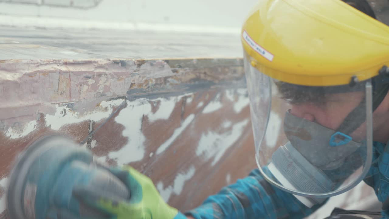 un joven carpintero masculino fija una visera sobre la cara antes de lijar