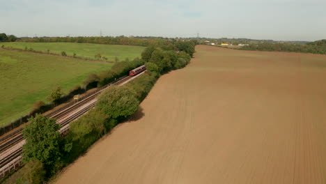 disparo aéreo del tren subterráneo de londres dirigiéndose hacia epping town