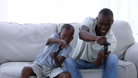padre y su hijo jugando videojuegos