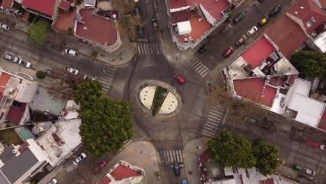 Ascender-Antena-De-Arriba-Hacia-Abajo-De-La-Rotonda-Del-Barrio-Parque-Chas-En-Buenos-Aires