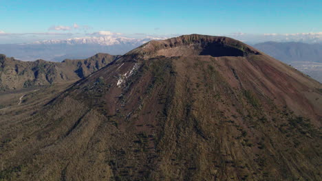 维苏维乌斯山 (vesuvius) 的空中景观 围绕着睡着的风景如画的火山地标