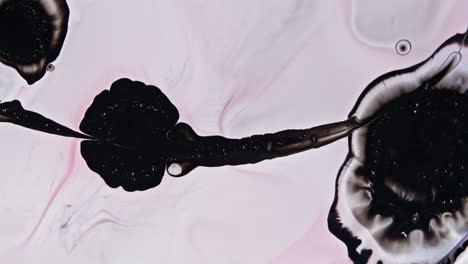 arte fluido abstracto con tonos negros y rosados