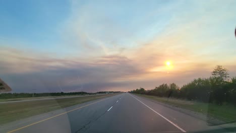 Vista-Desde-El-Auto-Del-Humo-Del-Fuego-En-El-Cielo-Bloqueando-El-Sol