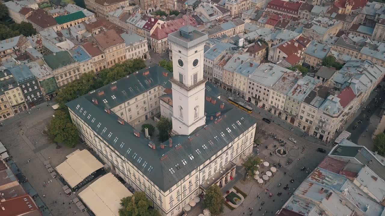 imágenes aéreas de drones de la ciudad europea de lviv, ucrania. vuelo sobre la popular parte antigua de la ciudad vieja