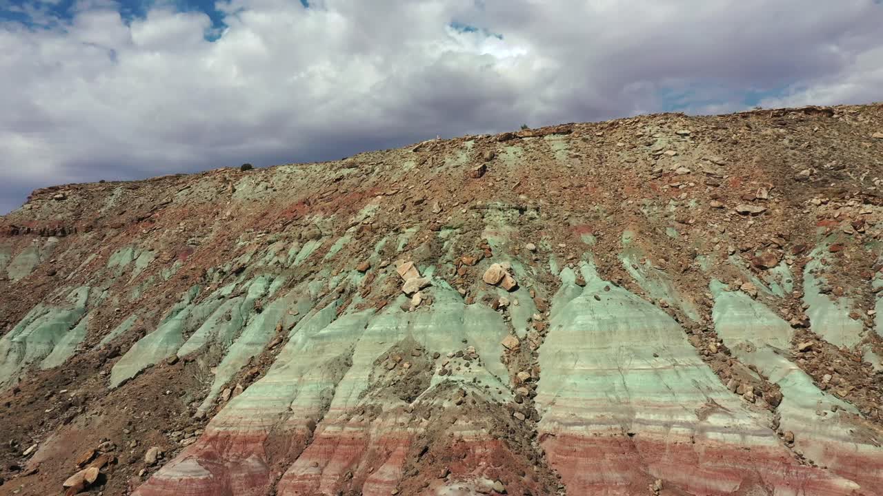 coloridas capas de formación rocosa erosionadas en el paisaje desértico en utah