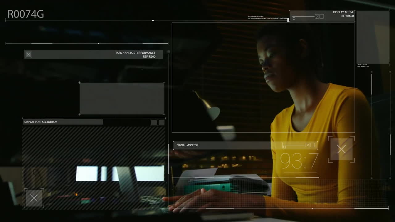 animación del procesamiento de datos sobre una mujer de negocios afroamericana que usa una computadora portátil en la oficina