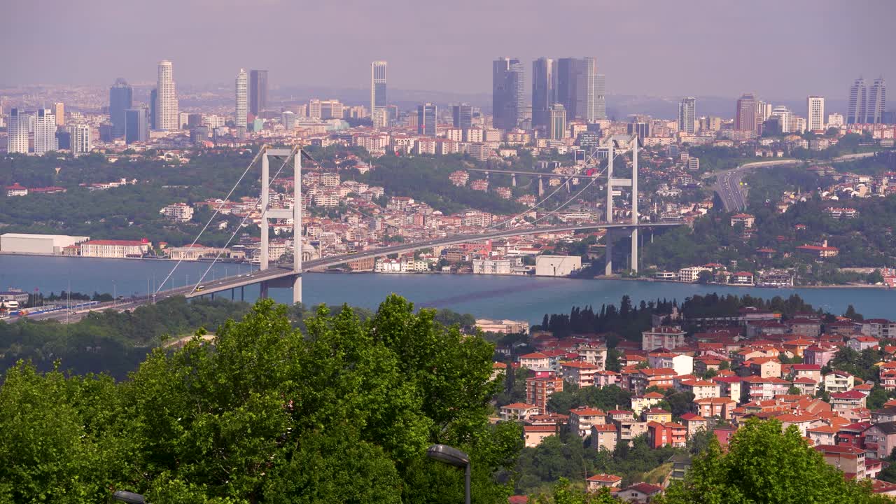 el puente de los mártires del 15 de julio, desde el bósforo de estambul, turquía.