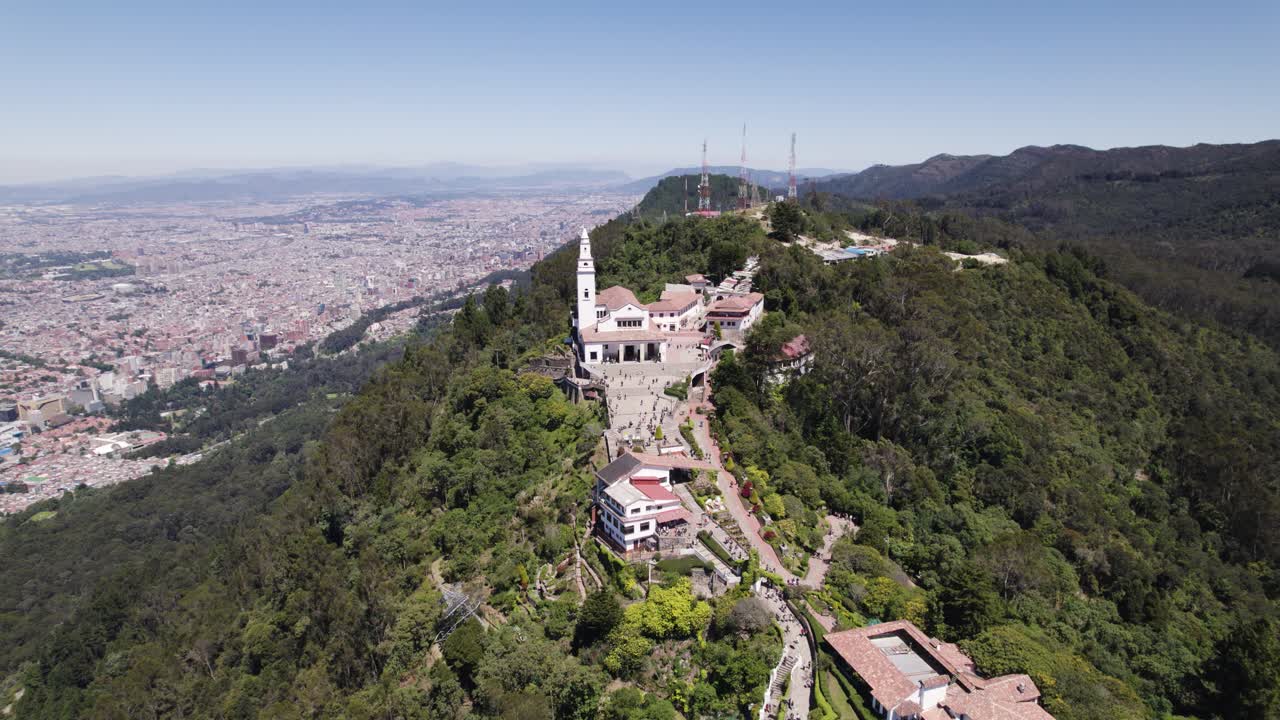 vista aérea con vistas al santuario y punto de vista de monserrate, en bogotá, colombia