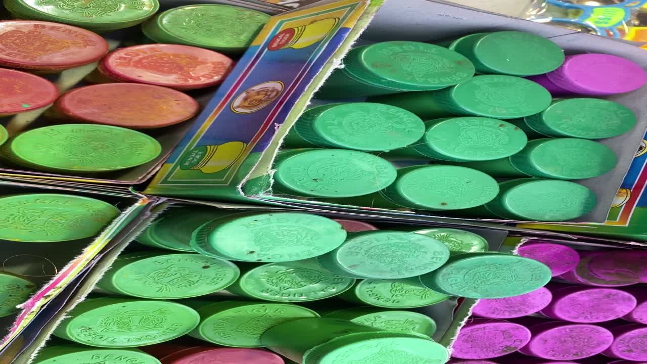 화려한 abir 또는 gulal이 있는 아름다운 장식 홀리 탈리