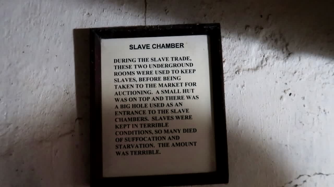 Primo piano di un cartello informativo all'interno della Camera degli Schiavi nel vecchio Mercato degli Schiavi a Zanzibar
