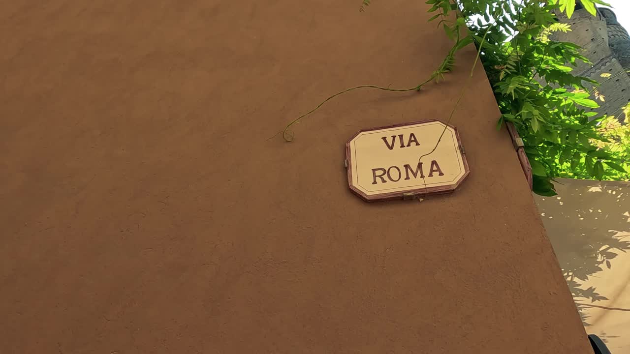 un callejón encantador en cuneo, italia