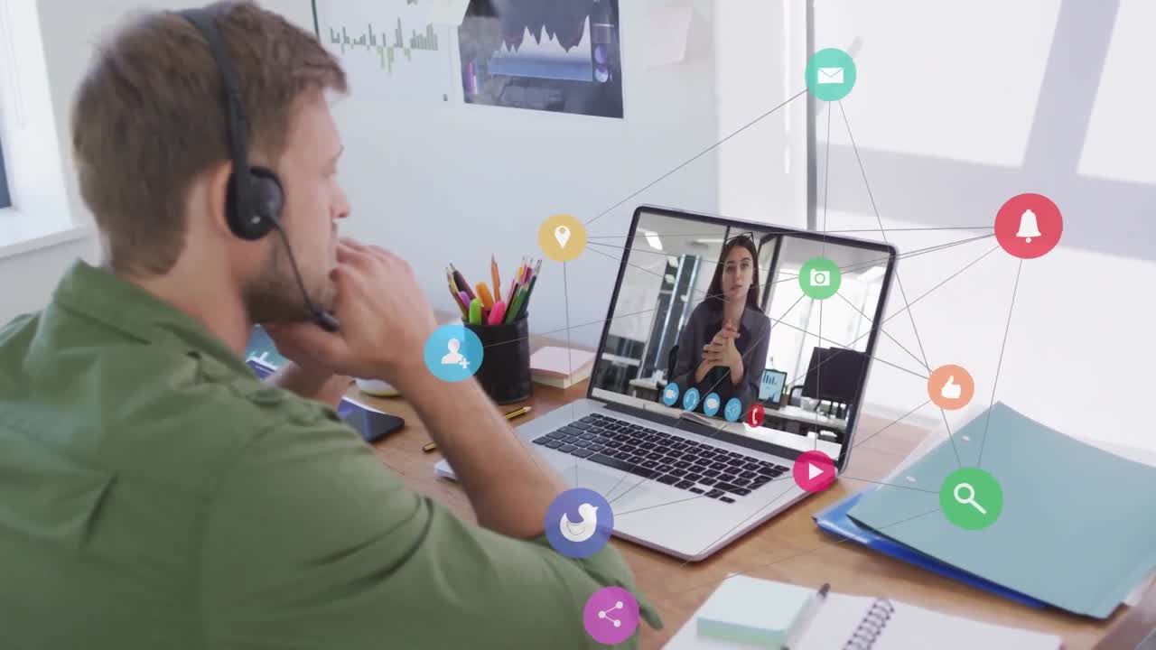 animación de una red de iconos de redes sociales sobre un hombre y una mujer haciendo una llamada de video de negocios