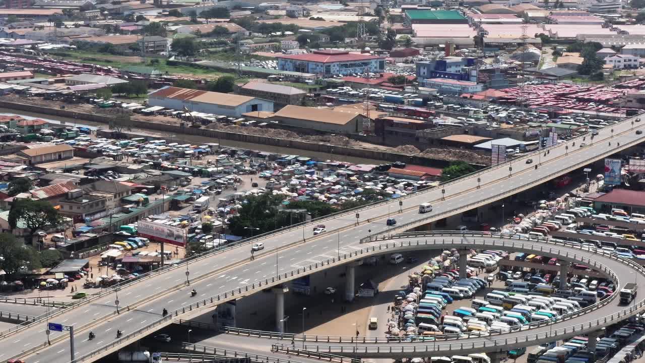 Vista del paesaggio urbano ad Accra, Ghana, con strade e aree di mercato