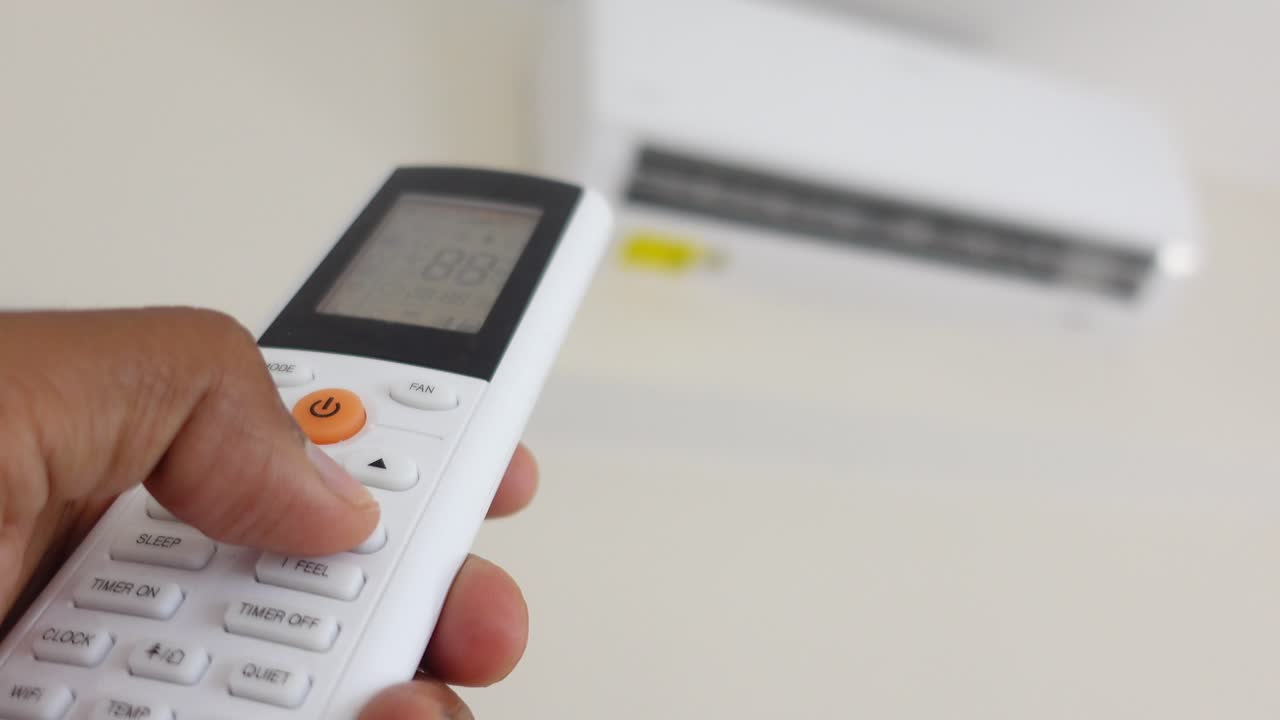 control remoto del acondicionador de aire con la mano