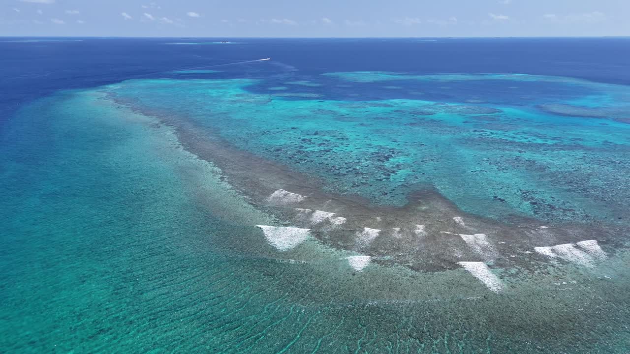 Vista aerea con drone della barriera corallina e della laguna turchese delle Maldive.