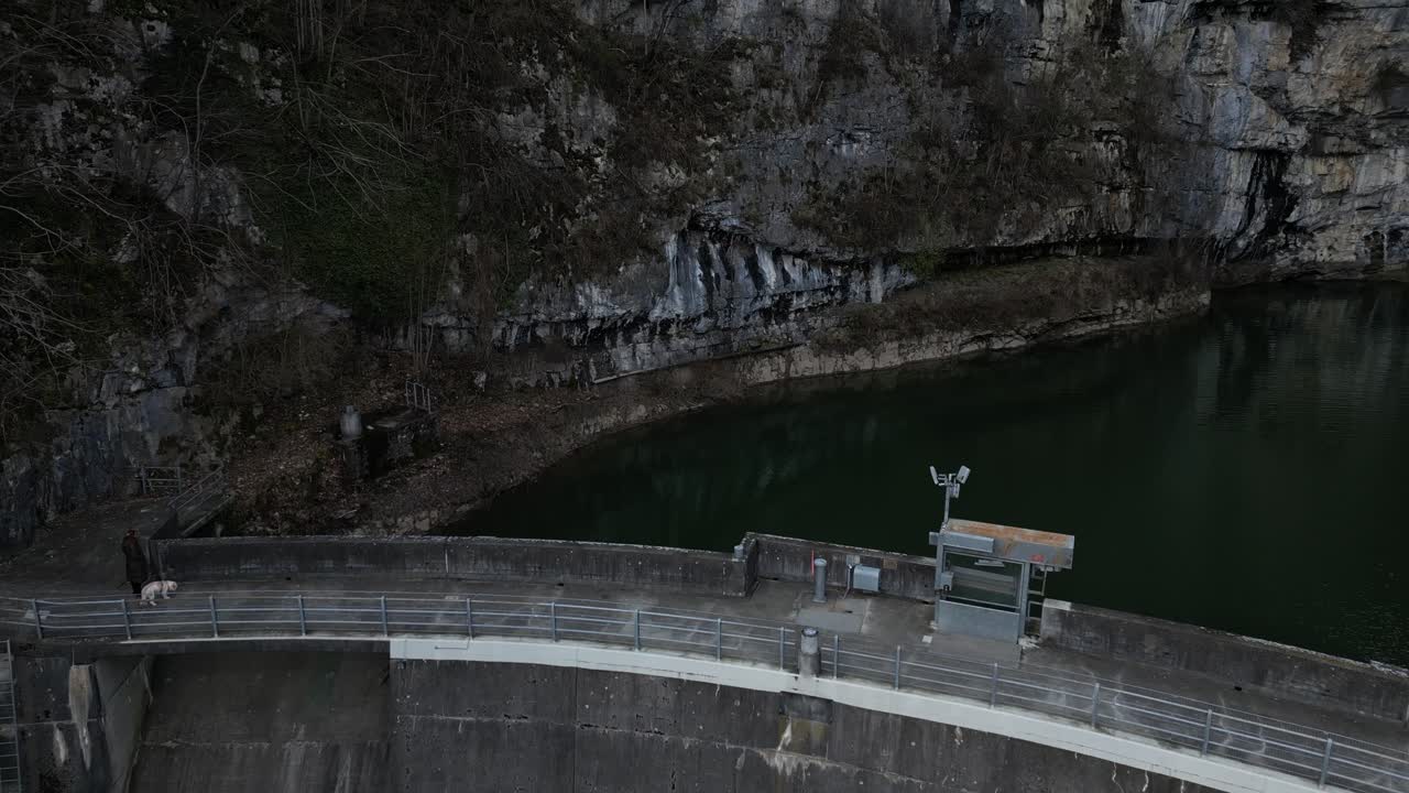 fotografía de un dron hacia atrás de la vieja presa en walensee, suiza