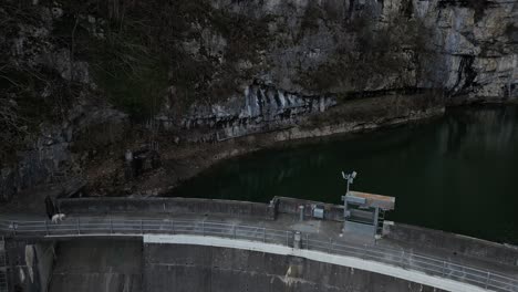 Rückwärts-Drohnenaufnahme-Eines-Alten-Staudamms-Im-Walensee,-Schweiz