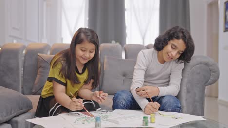 niños indios felices haciendo pinturas y dibujos