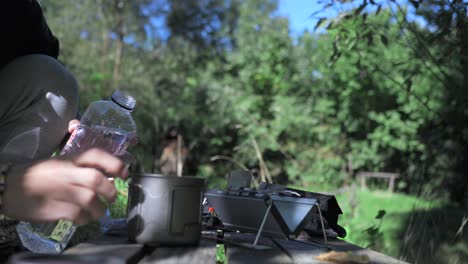 estufa de cocina en la naturaleza, al aire libre, camping