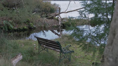 Park-bench-along-the-shoreline-of-Lough-Gill-in-Sligo,-Ireland