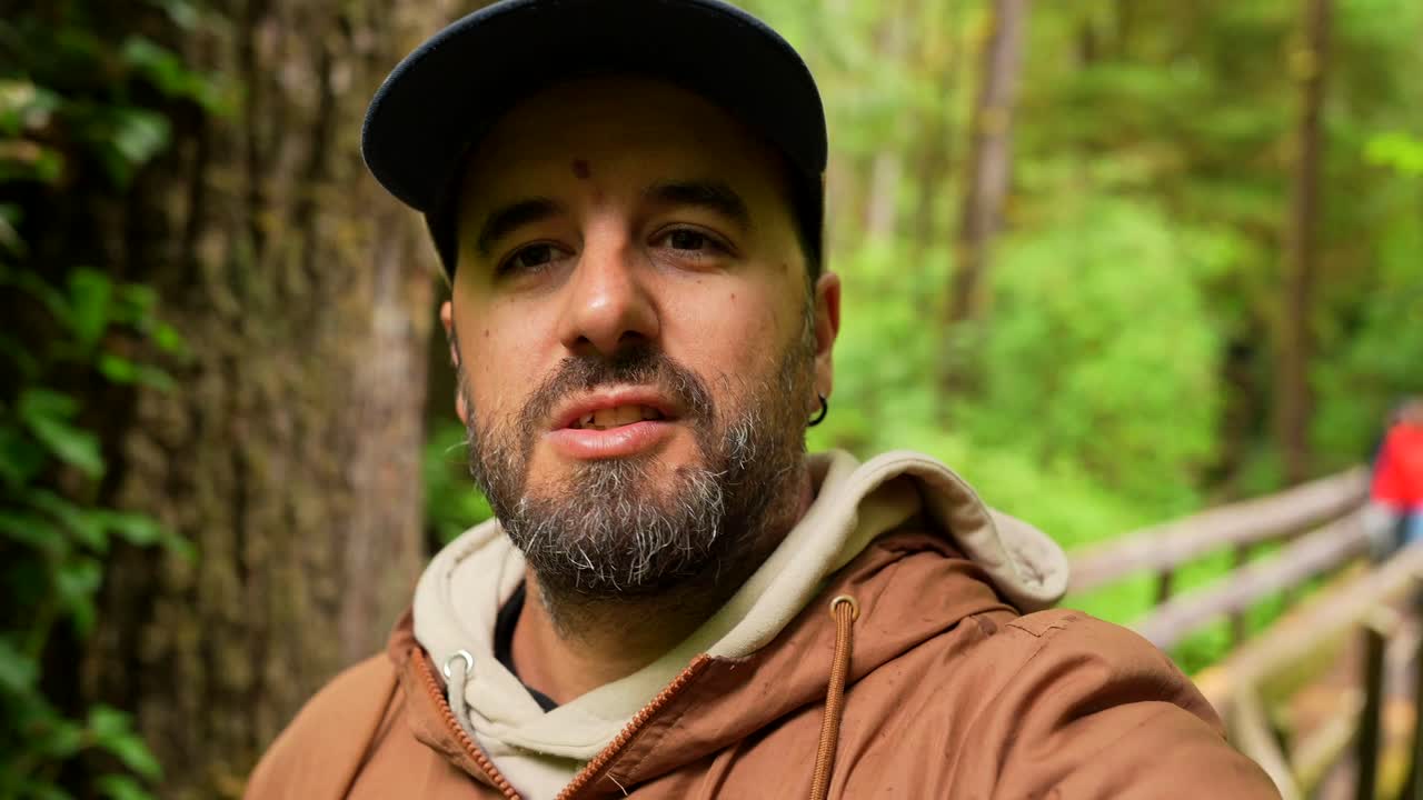 Homme avec une barbe et un chapeau dans une forêt