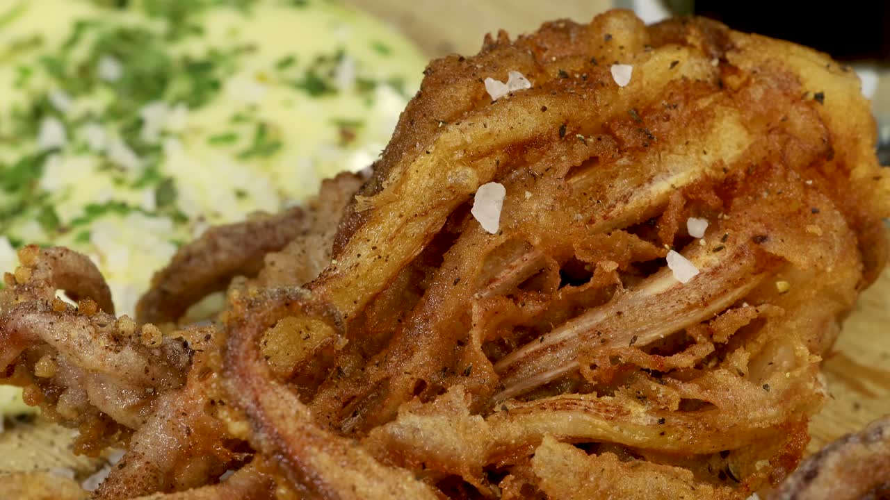 튀긴 오징어 촉수, 매크로 샷에 소금 추가