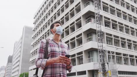 vista lateral de un hombre caucásico en movimiento con una máscara de corovirus covid19