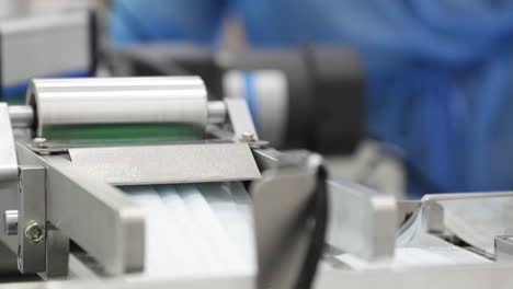 proceso de fabricación de máscaras protectoras en máquinas modernas - protección contra el coronavirus - primer plano