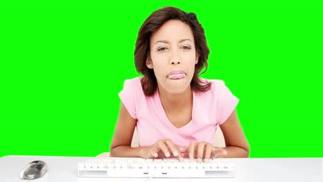 una mujer sonriente escribiendo en el teclado.