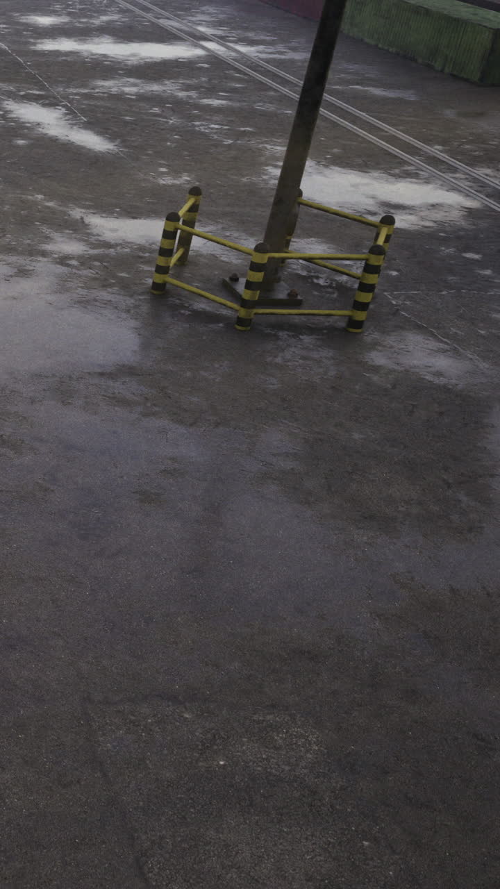 Neblige Morgenstraßen spiegeln sanfte Farbtöne unter Straßenlaternen in einer ruhigen Stadt wider.