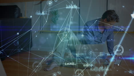 animación del procesamiento de datos sobre el hombre caucásico que trabaja desde casa