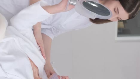 얼굴 마스크 치료를 받는 여성