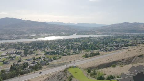 Hermosa-Vista-De-Una-Casa-Con-Gloriosos-árboles-Y-Montañas-En-Wenatchee,-Washington---Toma-Aérea