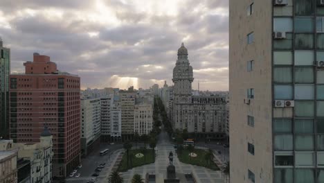 Schwenk-Drohnenansicht,-Innenstadtplatz-Und-Palacio-Salvo,-Montevideo,-Uruguay