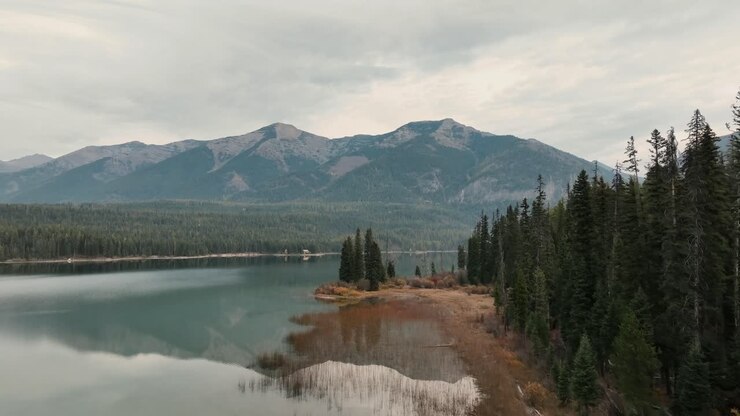Lago Holland, Montana, con acqua cristallina che si affaccia sulla catena montuosa Mission