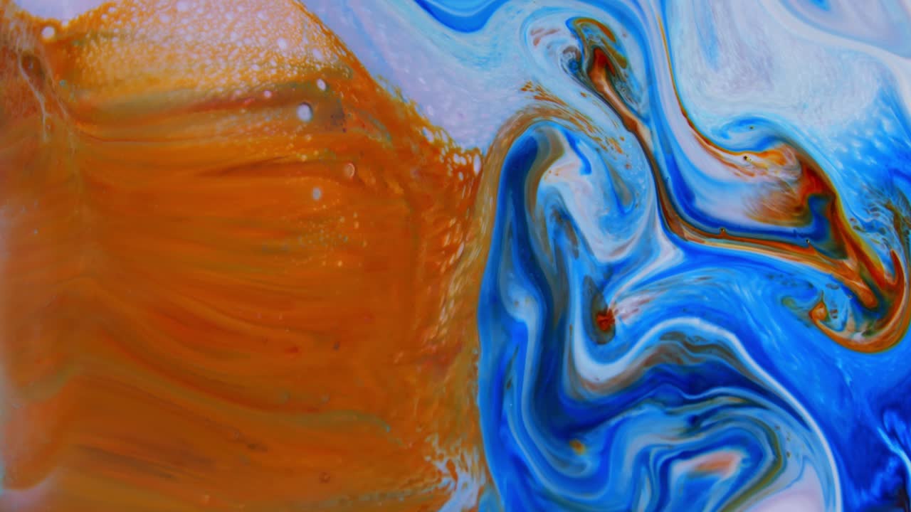 colores abstractos extendiendo pintura girando y estallando