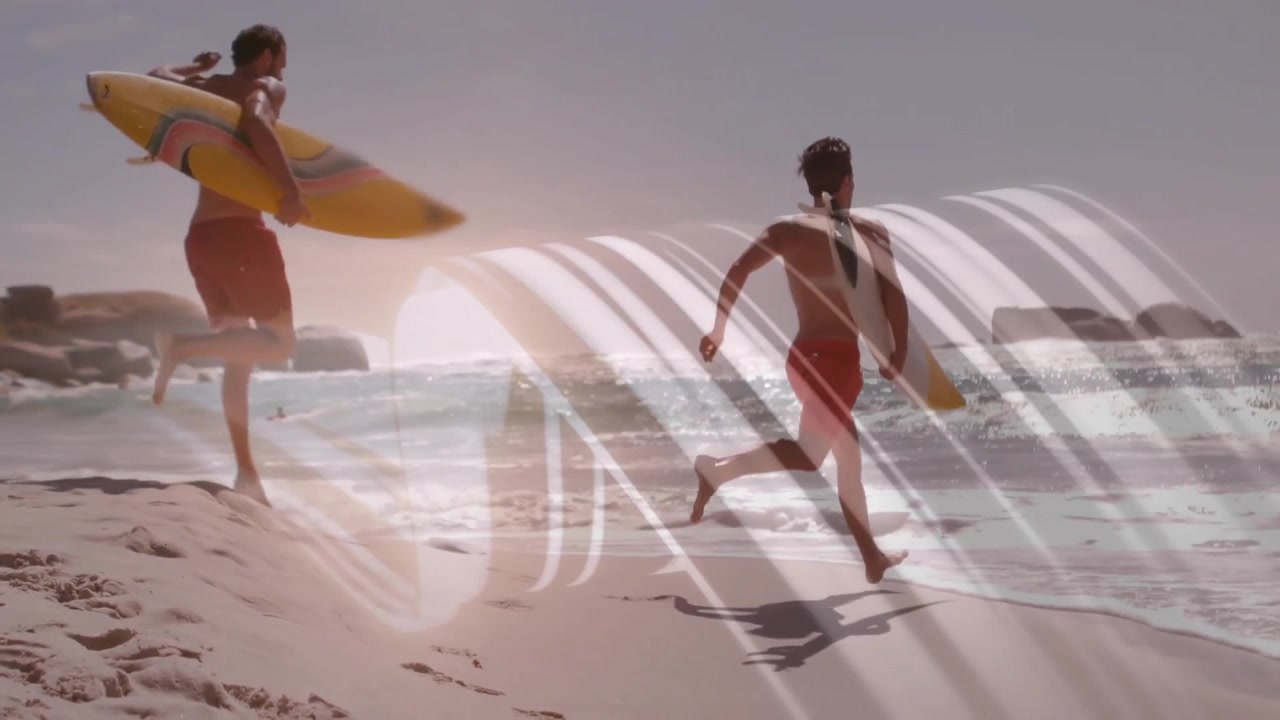 Zwei Männer tragen Surfbretter und rennen am Strand entlang, mit animierten Wellensymbolen, die Sportdaten anzeigen