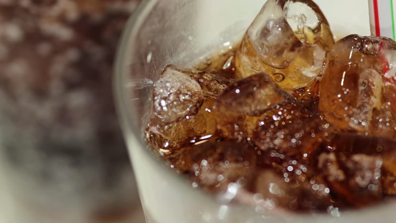 refrescante con hielo en un vaso