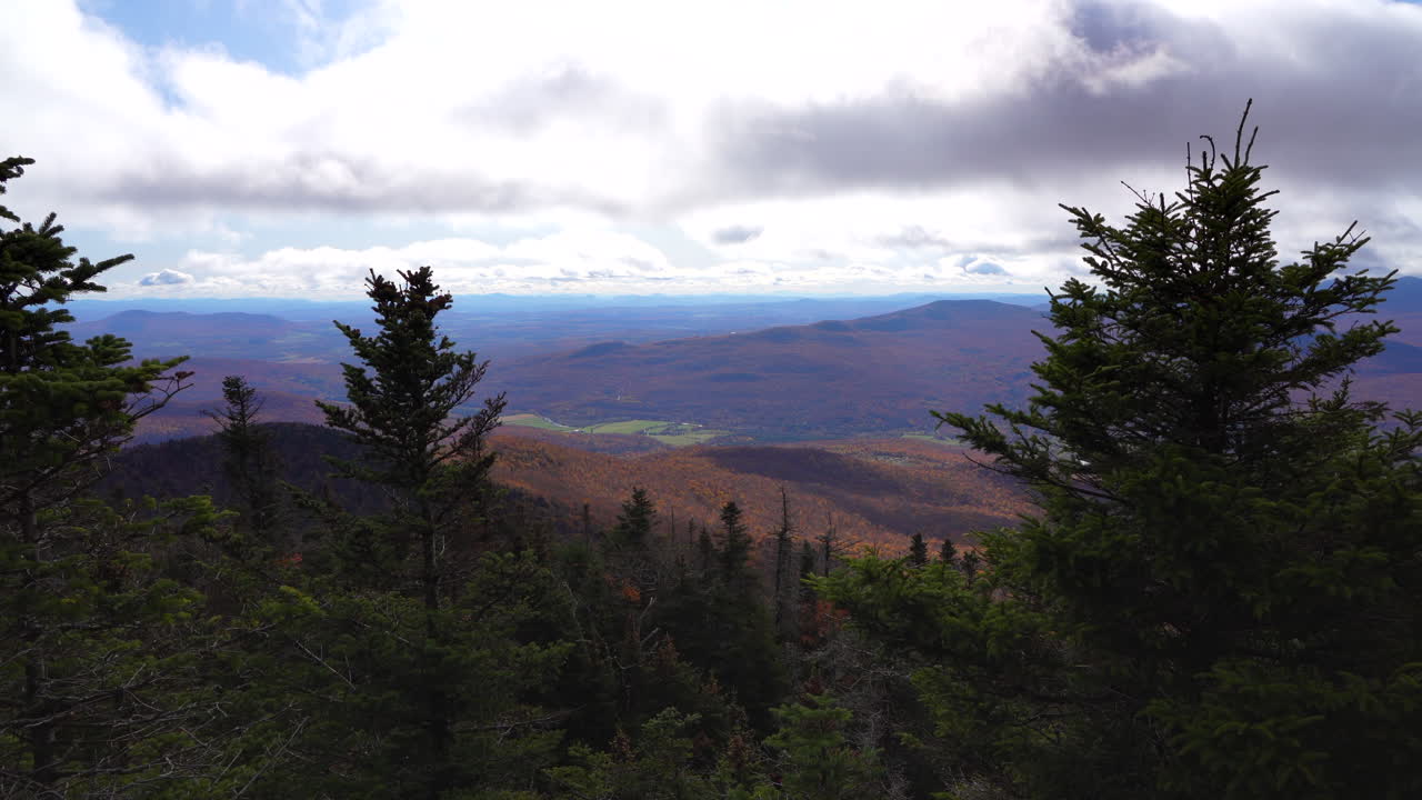 hombre llegando a la cima de la montaña y disfrutando de la vista
