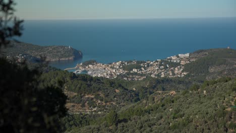 Eine-Wunderschöne-Küstenstadt-Mit-Einem-Ruhigen-Blauen-Meer-Und-Sattgrünen-Hügeln-Unter-Einem-Klaren-Blauen-Himmel,-Die-Eine-Ruhige-Und-Malerische-Landschaft-Bietet,-Die-Perfekt-Zum-Entspannen-Und-Bewundern-Ist