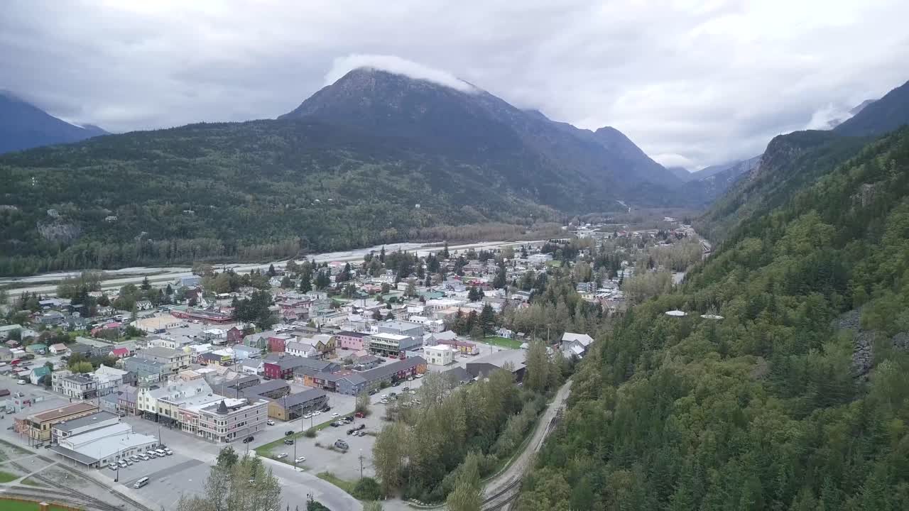 skagway alaska, aérea, tranquila ciudad despoblada con unos pocos vehículos en las calles de la noche