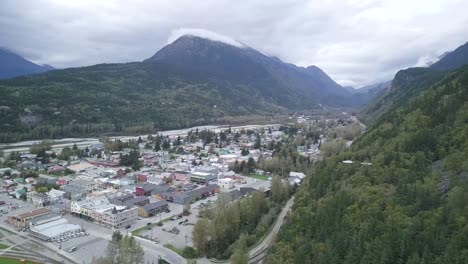 skagway, en alaska, une ville tranquille et inhabitée avec quelques véhicules dans les rues du soir.