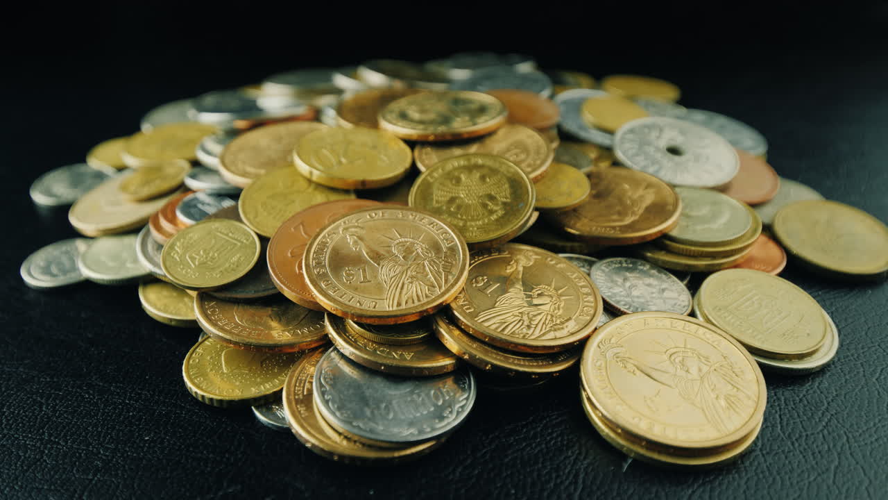 monedas succionadas en tubos de aspiradora