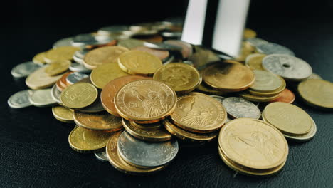 monedas succionadas en tubos de aspiradora