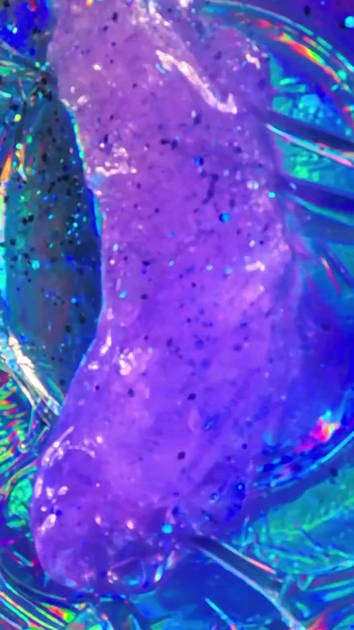 Holografik arka plana sahip simli slime