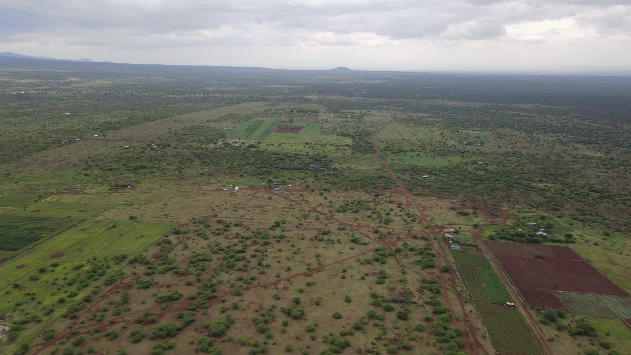 Paesaggio rurale del Kenya meridionale con il Kilimanjaro all'orizzonte, ripresa aerea