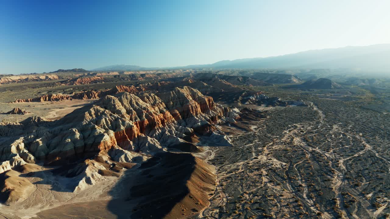 Ampio panorama aereo delle aspre colline desertiche andine che circondano la Cuesta del Viento nella provincia di San Juan