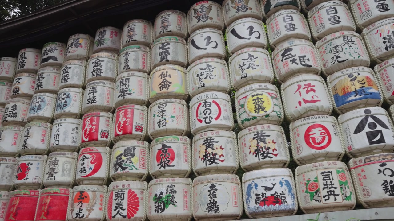 Video gerak lambat tong sake berwarna-warni di Kuil Meiji Jingu pada siang hari di Taman Yoyogi, Tokyo